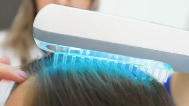dermatolog sedef hastalığı tedavi etmek için ultraviyole tarak yordam gerçekleştirir