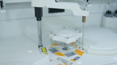Modern biyokimyasal laboratuvar robot bilgisayar Çözümleyicisi cihazıdır. Bir reaktifin ekler mekanik iğne