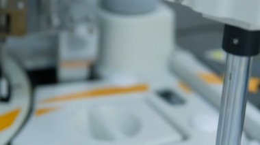 Bir robot bilgisayar Çözümleyicisi biyokimyasal laboratuvar modern cihazıdır.