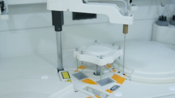 Σύγχρονο Εξοπλισμό Στο Βιοχημικό Εργαστήριο Είναι Ένα Ρομποτικό Υπολογιστή Αναλυτή — Αρχείο Βίντεο