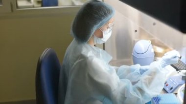 Bir Dağıtıcı onun elinde olan bir laboratuvar bilim adamı deneyim yapar veya analiz eder