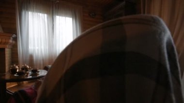 Yaşlı bir çift rahat bir şöminenin yanında oturan bir battaniyeye sarılmış bir aile albümü dikkate alır. Altın evlilik, mutlu evlilik, birlikte yaşlanmak