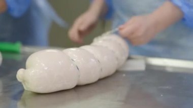 Dondurucuya sosis fabrikası. Büyük bir gıda fabrikasında bitmiş et ürünleri..