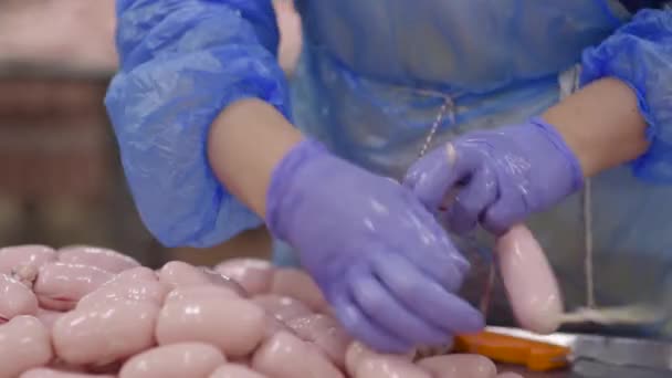 Produção de salsichas cozidas e salsichas defumadas em uma fábrica de carne — Vídeo de Stock