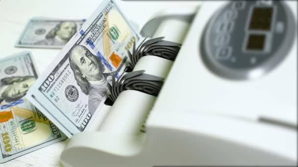 Die Zählmaschine zählt viele Scheine für hundert US-Dollar einer neuen Probe. die Zählung des Geldes. — Stockvideo