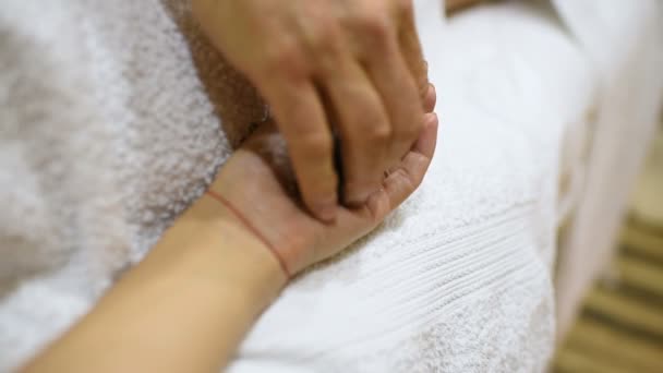 Femme se détendre dans le salon de spa avec des pierres chaudes . — Video