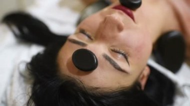 kadın sıcak taşlar salonuyla spa rahatlatıcı.