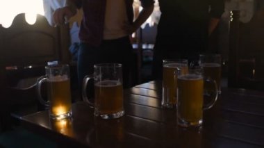 Şirket arkadaşlar bira içip gülümseme