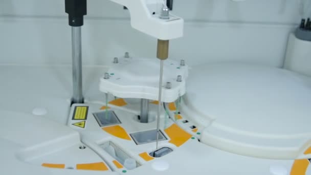 Bir robot bilgisayar Çözümleyicisi biyokimyasal laboratuvar modern cihazıdır. — Stok video