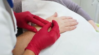 bir oturumu Mezoterapi veya biorevitalization-pigmentasyon yaşlı kadın ellerinde kaldırılması Doktor güzellik uzmanı dermatolog yürütmektedir.