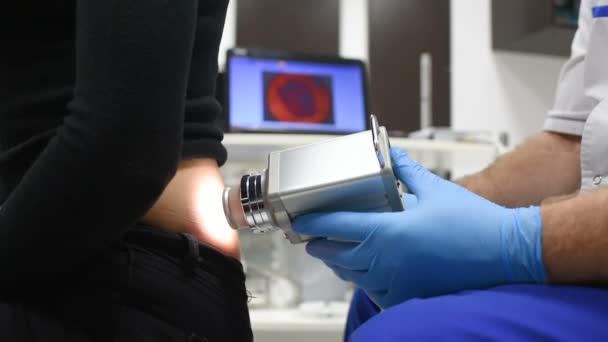 Examen des taches de naissance et moles.the médecin examine les patients taupe — Video