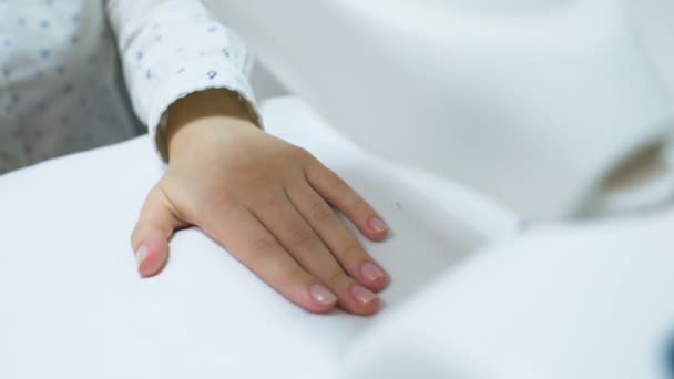 Handen van een patiënt met psoriasis close-up onder een UV-lamp. — Stockvideo