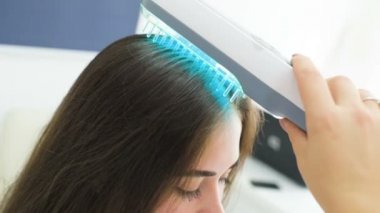 dermatolog sedef hastalığı tedavi etmek için ultraviyole tarak yordam gerçekleştirir