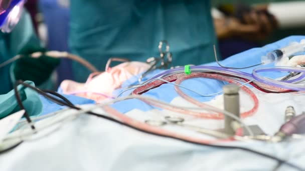 Neurocirujanos realizan cirugía para extirpar un tumor cerebral — Vídeos de Stock