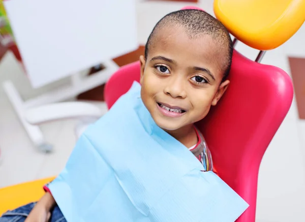 かわいいブラック ベビー男の子歯科椅子にアフリカ系アメリカ人笑みを浮かべて座っています。 — ストック写真
