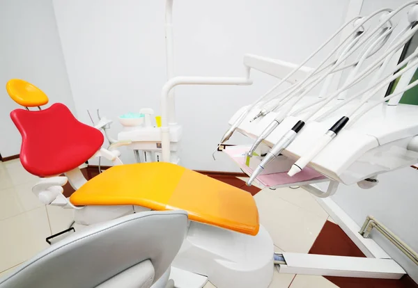 Jasny kolor wnętrza nowoczesnej stomatologii dziecięcej. — Zdjęcie stockowe