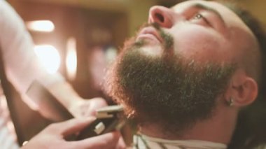 Kuaför kesim veya sakal şekillendirme yapar