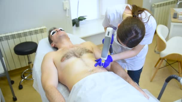 Lekarz Kosmetolog Usuwa Tatuaż Cierpliwym Człowiekiem Profesjonalny Laser Kosmetologia Laserowe — Wideo stockowe