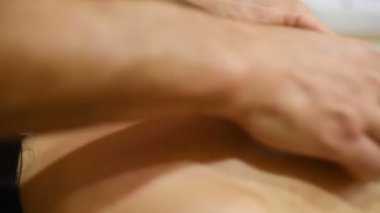 kadın sıcak taşlar salonuyla spa rahatlatıcı.