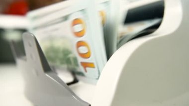 sayım makine faturaları yeni örneği 100 Amerikan Doları sayar. Para sayma.