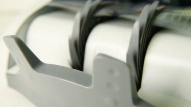 sayım makine faturaları yeni örneği 100 Amerikan Doları sayar. Para sayma.