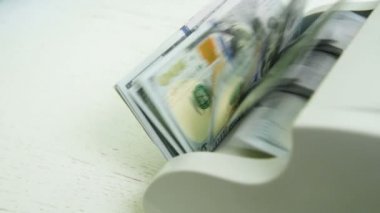 sayım makine faturaları yeni örneği 100 Amerikan Doları sayar. Para sayma.