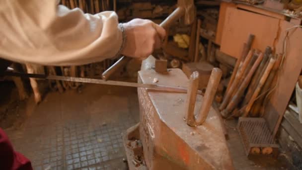 Hände eines Schmieds mit einem Werkzeug — Stockvideo