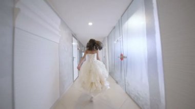 Bir diş kliniğinde akıllı elbiseli bebek kız