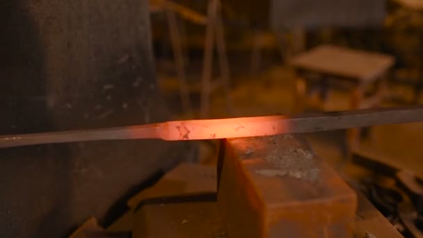 一个铁匠的手与一个锻造的背景上的工具 — 图库视频影像