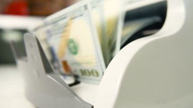 sayım makine faturaları yeni örneği 100 Amerikan Doları sayar. Para sayma.