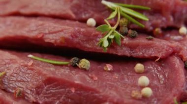 Taze çiğ sığır eti yakın çekim ile baharat - biber, tuz.