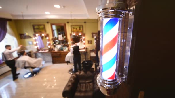 Barber 's Pole in Nahaufnahme vor dem Hintergrund des Friseursalons — Stockvideo