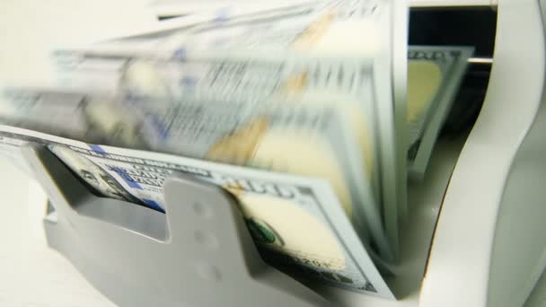 La máquina de contar cuenta muchos billetes por cien dólares americanos de una nueva muestra. El conteo del dinero . — Vídeo de stock
