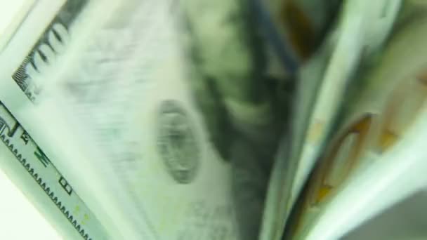 La máquina de contar cuenta muchos billetes por cien dólares americanos de una nueva muestra. El conteo del dinero . — Vídeos de Stock