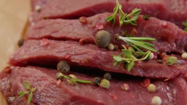 Rauw rundvlees filet met peper en tijm, klaar om te grillen. — Stockvideo