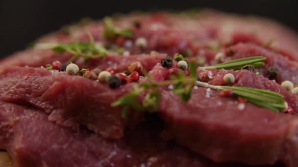 Filete de carne cruda con pimienta y tomillo, listo para asar a la parrilla . — Vídeo de stock