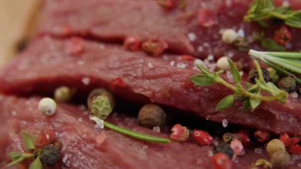 Filete de carne cruda con pimienta y tomillo, listo para asar a la parrilla . — Vídeos de Stock