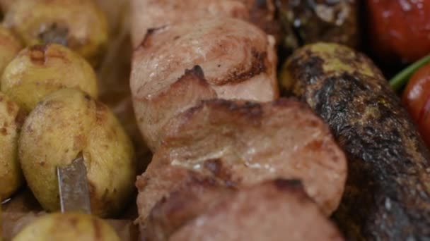 食欲をそそるバーベキュー グリルの肉、シシカバブ、トマト、ズッキーニ、ナスのクローズ アップ. — ストック動画