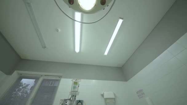 Хірургічна лампа в операційній . — стокове відео