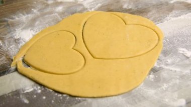 Kalpler zencefilli kurabiye pişirme için hamur kadın pudra kesip