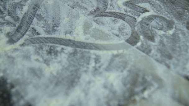 小麦粉に描かれたハートをクローズ アップ — ストック動画