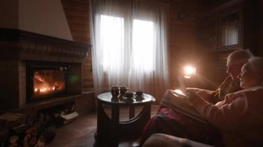 Bir yaşlı çift bir ekose sarılmış bir aile albümü dikkate alınarak