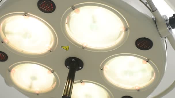 Close-up da lâmpada cirúrgica durante a cirurgia — Vídeo de Stock
