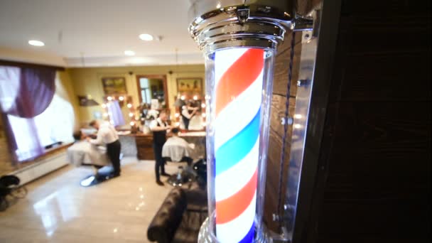 Barber 's Pole in Nahaufnahme vor dem Hintergrund des Friseursalons — Stockvideo