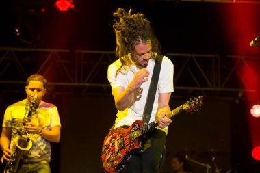 Monterey, CA / USA - 5 / 22 / 15: Jacob Hemphill Kaliforniya Roots Festivali 'nde Soja grubunu yönetiyor. Arlington, Virginia merkezli Grammy ödüllü bir reggae grubu..