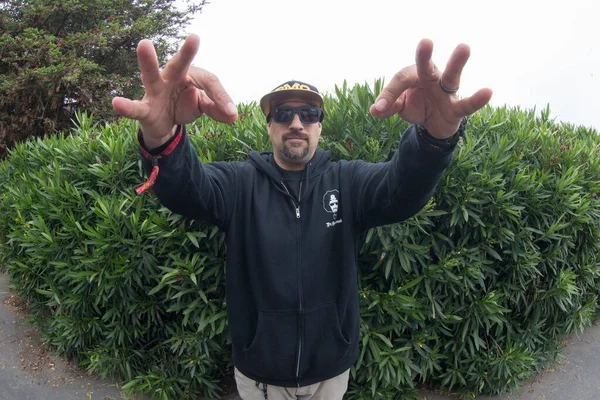 Monterey Usa Real Cypress Hill Posa Para Una Foto California — Foto de Stock