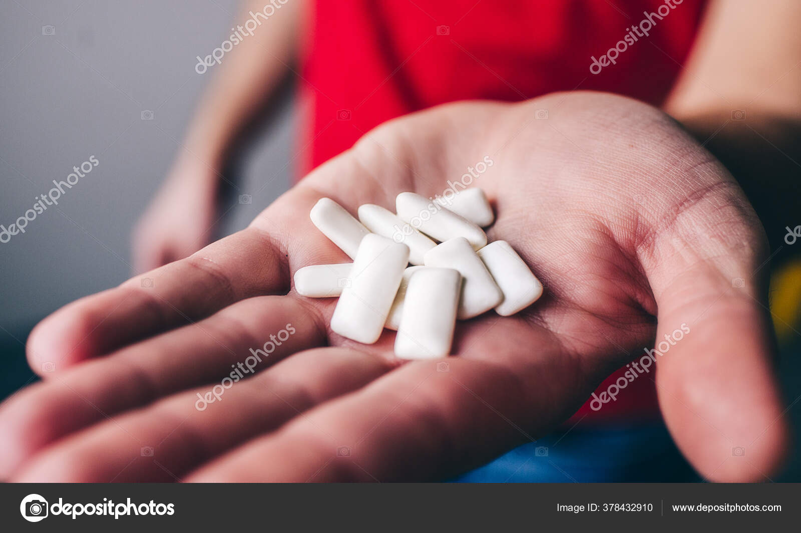 Mans hand holding mint chewing gum on hand and show it on camera. Close up. White tablets. — Stock Photo, Image