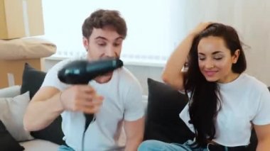 Genç çift yeni bir daireye taşınıyor. İnsanlar boks yaparken farklı şeyler kullanırlar. Saç kurutma makinesiyle oynayan ve kızı korkutan adam. Birlikte gülüp oynuyoruz..