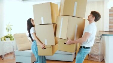 Genç çift yeni bir daireye taşınıyor. Kadın ve erkek, elinde büyük bir karton kutuyla birbirlerine doğru yürüyorlar. İnsanlar çarpıştı ve bütün kutular yere düştü. Üzgün adam çekip gidiyor..