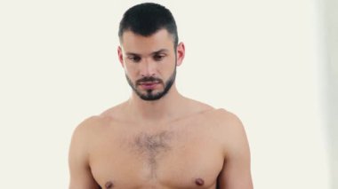 Genç adam arka planda izole edilmiş. Kamera adamı ileri çekiyor. Neşeli adam mutlulukla gülümsemeye başlıyor. Videodaki duygusal genç adam..